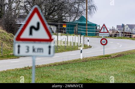 Verschiedene Schilder warnen auf der Irchelstraße vor deren Gefährlichkeit. Das Tempo ist auf 60 km/h gedrosselt. Es gibt zahlreiche Doppelkurven. Es Stockfoto
