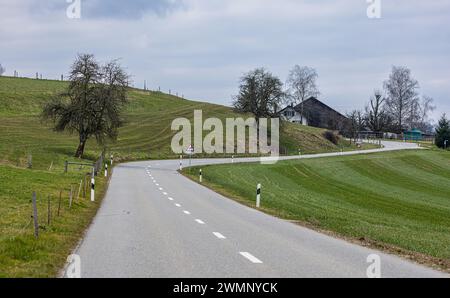 Verschiedene Schilder warnen auf der Irchelstraße vor deren Gefährlichkeit. Das Tempo ist auf 60 km/h gedrosselt. Es gibt zahlreiche Doppelkurven. Es Stockfoto