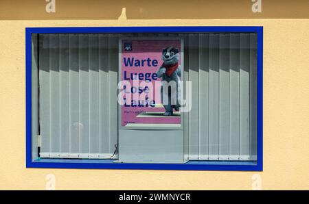 Werbung in einem Schaufenster bei einer Agentur von AXA Versicherungen. (Altdorf, Schweiz, 10.04.2023) Stockfoto