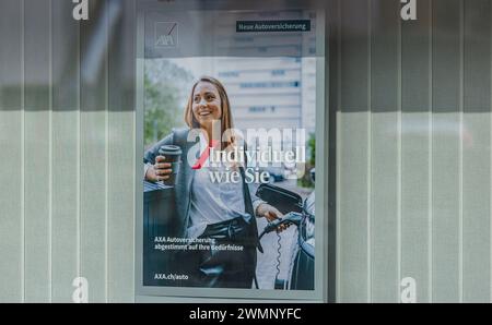 Werbung in einem Schaufenster bei einer Agentur von AXA Versicherungen. (Altdorf, Schweiz, 10.04.2023) Stockfoto