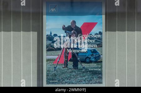 Werbung in einem Schaufenster bei einer Agentur von AXA Versicherungen. (Altdorf, Schweiz, 10.04.2023) Stockfoto