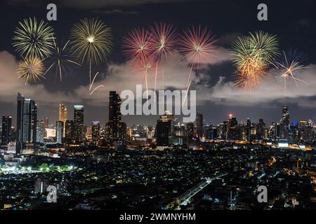 Die zahlreichen Feuerwerke erleuchten den Nachthimmel über der Skyline von Bangkok in Thailand. Stockfoto
