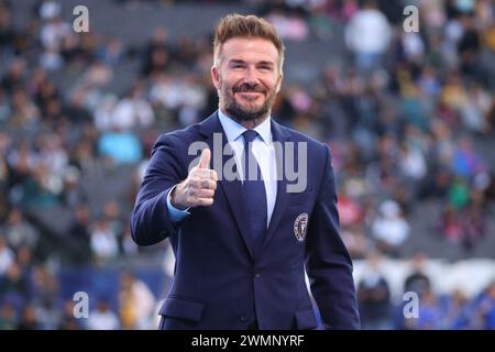 David Beckham, Präsident und Inhaber von Inter Miami CF, gibt den Fans vor einem MLS-Fußballspiel gegen Los Angeles Galaxy am Sonntag, den 25. Februar 2024, in Carson die Daumen hoch. Calif. (Kevin Terrell/Image of Sport) Stockfoto