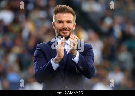 David Beckham, Präsident und Inhaber von Inter Miami CF, applaudiert vor einem MLS-Fußballspiel gegen Los Angeles Galaxy, Sonntag, den 25. Februar 2024, in Carson, Calif. (Kevin Terrell/Image of Sport) Stockfoto