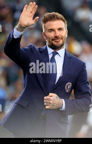 David Beckham, Präsident und Inhaber von Inter Miami CF, winkt den Fans vor einem MLS-Fußballspiel gegen Los Angeles Galaxy, Sonntag, den 25. Februar 2024, in Carson, Calif. (Kevin Terrell/Image of Sport) Stockfoto