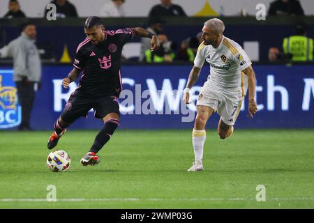 DeAnde Yedlin (2) wird von Los Angeles Galaxy-Mittelfeldspieler Diego Fagundez (7) während eines MLS-Fußballspiels am Sonntag, den 25. Februar 2024, in Carson verteidigt. Calif. (Kevin Terrell/Image of Sport) Stockfoto