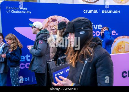 Plätzchenliebhaber strömen am Freitag, den 16. Februar 2024, in den Crumbl Store in Chelsea in New York, um am Samstag den zufälligen Akt der Freundlichkeit zu feiern. In Zusammenarbeit mit SEMrush, einer SaaS-Analyseplattform, geben sie Tausende von Cookies aus, zwei für jede Person. Die Empfänger werden aufgefordert, einen Cookie für sich zu behalten und den anderen als zufälligen Akt der Freundlichkeit zu verraten. (© Richard B. Levine) Stockfoto