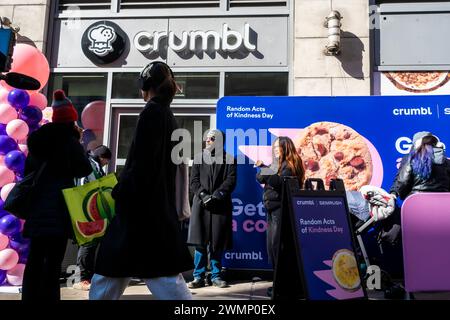 Plätzchenliebhaber strömen am Freitag, den 16. Februar 2024, in den Crumbl Store in Chelsea in New York, um am Samstag den zufälligen Akt der Freundlichkeit zu feiern. In Zusammenarbeit mit SEMrush, einer SaaS-Analyseplattform, geben sie Tausende von Cookies aus, zwei für jede Person. Die Empfänger werden aufgefordert, einen Cookie für sich zu behalten und den anderen als zufälligen Akt der Freundlichkeit zu verraten. (© Richard B. Levine) Stockfoto