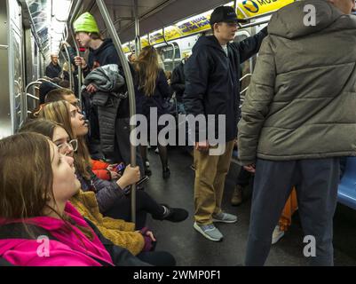 Wochenendfahrt in der New Yorker U-Bahn am Samstag, 17. Februar 2024. (© Richard B. Levine) Stockfoto