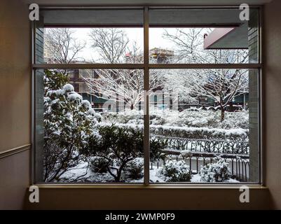 Winterwunderland mit Schnee aus der Lobby eines Apartmentgebäudes nach dem Schneesturm der vorhergehenden Nächte am Samstag, 17. Februar 2024. (© Richard B. Levine) Stockfoto