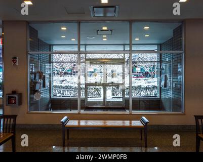 Winterwunderland mit Schnee aus der Lobby eines Apartmentgebäudes nach dem Schneesturm der vorhergehenden Nächte am Samstag, 17. Februar 2024. (© Richard B. Levine) Stockfoto
