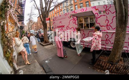 Am Freitag, den 23. Februar 2024, treffen zahlreiche Käufer auf die Markenaktivierung für LoveShackFancy vor ihrem Geschäft in der Bleecker Street in Greenwich Village in New York. Die Zusammenarbeit zwischen dem Damenbekleidungshändler und Dunkin’ Donuts inspirierte die Menschen dazu, online auf einen kostenlosen Donut und ein Getränk zu warten. . (© Richard B. Levine) Stockfoto