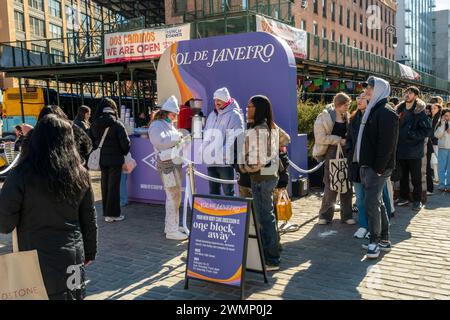 Hunderte stehen am Dienstag, den 20. Februar 2024, für kostenlose Proben und Getränke bei einer Markenaktivierung von Sol de Janeiro im Meatpacking District in New York an. Das Pop-up ist Teil der Werbeaktivitäten der Marke für Körperpflege und Haarpflege. (© Richard B. Levine) Stockfoto