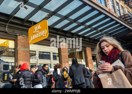 Hunderte stehen am Dienstag, den 20. Februar 2024, für kostenlose Proben und Getränke bei einer Markenaktivierung von Sol de Janeiro im Meatpacking District in New York an. Das Pop-up ist Teil der Werbeaktivitäten der Marke für Körperpflege und Haarpflege. (© Richard B. Levine) Stockfoto