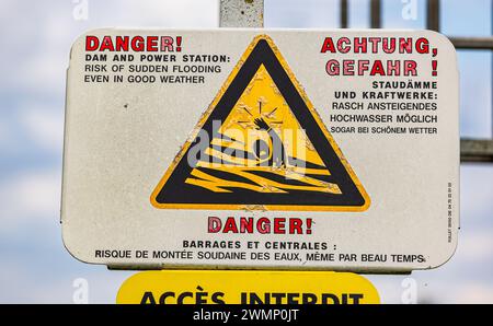 Ein Schild unterhalb des Waserkraftwerks Fessenheim warnte vor plötzlichem Hochwasser, auch bei schönem Wetter. (Fessenheim, Frankreich, 13.05.2023) Stockfoto