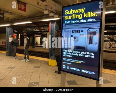 „Subway Surfing Kills“-Werbung für öffentliche Dienste in der New Yorker U-Bahn am Sonntag, 11. Februar 2024. (© Frances M. Roberts Stockfoto