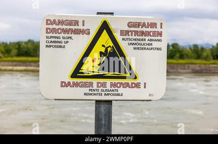 Ein Schild unterhalb des Waserkraftwerks Fessenheim warnt vor einem rutschenden Abhang und besagt das der Wiederaufsteig unmöglich ist. (Fessenheim, F Stockfoto