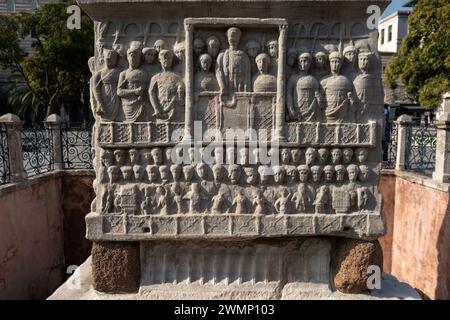 Detaillierte Ansicht des historischen Obelisken von Theodosius in Sultanahmet, Istanbul, mit komplizierten Schnitzereien und antiken Handwerkskunst. Stockfoto