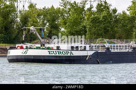 Das Rheinschiff Europa hat die Rheinschleuse Fessenheim passiert und fährt aus der Schleusenanlage hinaus, weiter auf dem Oberrhein in Richtung Basel. Stockfoto