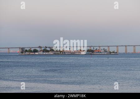 Insel der Hacke in Rio de Janeiro, Brasilien - 23. Oktober 2023: Insel der Hacke, vom Maua-Platz in Rio de Janeiro aus gesehen. Stockfoto