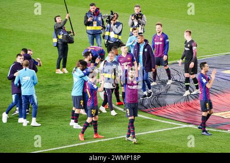 TITELFEIER, BARCELONA FC, 2019: Gerard Piqué führt die Barcelona-Spieler auf ihre Siegerrunde, um mit den Fans und ihren kleinen Kindern zu feiern. Das letzte Spiel der Saison 2018-19 in Spanien zwischen Barcelona FC und Levante im Camp Nou, Barcelona am 27. April 2019. Barca gewann das Spiel 1-0 mit einem Tor in der zweiten Halbzeit in Messi und holte sich den Titel der La Liga und den achten Platz in 11 Jahren. Stockfoto