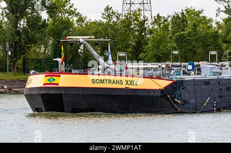 Das Rheinschiff Somtrans XXIV hat die Rheinschleuse Fessenheim im Rheinseitenkanal passiert und fährt nun weiter in Richtung Basel. (Fessenheim, Frank Stockfoto