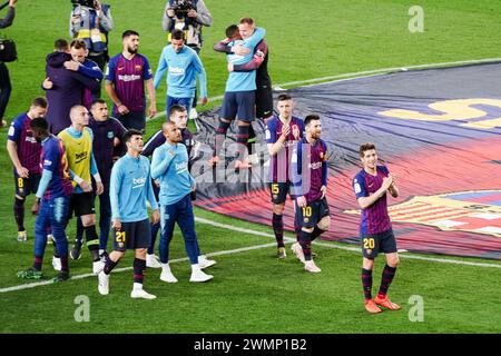 TITELFEIER, BARCELONA FC, 2019: Sergi Roberto führt die Spieler in Barcelona auf ihrer Siegerrunde, um mit den Fans und ihren kleinen Kindern zu feiern. Das letzte Spiel der Saison 2018-19 in Spanien zwischen Barcelona FC und Levante im Camp Nou, Barcelona am 27. April 2019. Barca gewann das Spiel 1-0 mit einem Tor in der zweiten Halbzeit in Messi und holte sich den Titel der La Liga und den achten Platz in 11 Jahren. Stockfoto