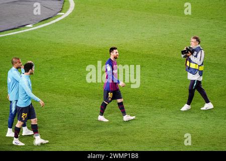 TITELFEIER, BARCELONA FC, 2019: Lionel Messi führt die Spieler in Barcelona auf ihre Siegerrunde, um mit den Fans und ihren kleinen Kindern zu feiern. Das letzte Spiel der Saison 2018-19 in Spanien zwischen Barcelona FC und Levante im Camp Nou, Barcelona am 27. April 2019. Barca gewann das Spiel 1-0 mit einem Tor in der zweiten Halbzeit in Messi und holte sich den Titel der La Liga und den achten Platz in 11 Jahren. Stockfoto