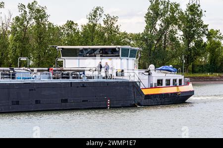 Das Rheinschiff Somtrans XXIV hat die Rheinschleuse Fessenheim im Rheinseitenkanal passiert und fährt nun weiter in Richtung Basel. (Fessenheim, Frank Stockfoto