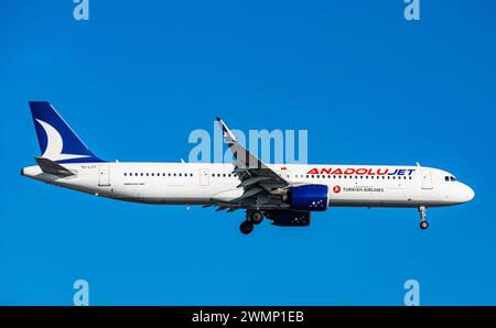 Ein Airbus A321-271NX von Anadolujet befindet sich im Landeanflug auf den Flughafen Zürich. Registrierung das Airbus A321neo TC-LTT. (Zürich, Schweiz, Stockfoto