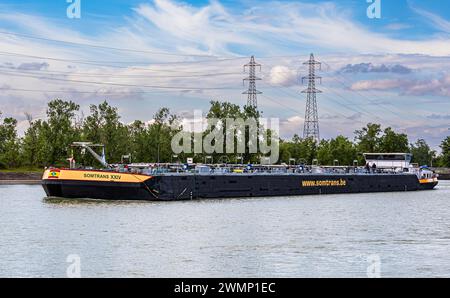 Das Rheinschiff Somtrans XXIV hat die Rheinschleuse Fessenheim im Rheinseitenkanal passiert und fährt nun weiter in Richtung Basel. (Fessenheim, Frank Stockfoto