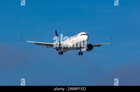 Ein Airbus A321-271NX von Anadolujet befindet sich im Landeanflug auf den Flughafen Zürich. Registrierung das Airbus A321neo TC-LTT. (Zürich, Schweiz, Stockfoto