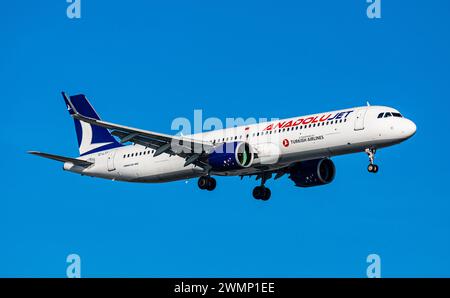 Ein Airbus A321-271NX von Anadolujet befindet sich im Landeanflug auf den Flughafen Zürich. Registrierung das Airbus A321neo TC-LTT. (Zürich, Schweiz, Stockfoto