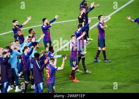 TITELFEIER, BARCELONA FC, 2019: Die Spieler aus Barcelona feiern ihre Fans der Culers auf ihrer Siegesrunde, um sie mit den Fans und ihren kleinen Kindern zu feiern. Das letzte Spiel der Saison 2018-19 in Spanien zwischen Barcelona FC und Levante im Camp Nou, Barcelona am 27. April 2019. Barca gewann das Spiel 1-0 mit einem Tor in der zweiten Halbzeit in Messi und holte sich den Titel der La Liga und den achten Platz in 11 Jahren. Stockfoto