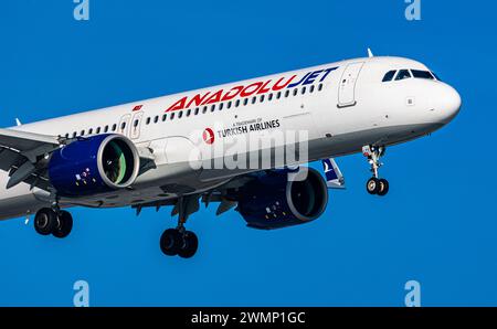 Ein Airbus A321-271NX von Anadolujet befindet sich im Landeanflug auf den Flughafen Zürich. Registrierung das Airbus A321neo TC-LTT. (Zürich, Schweiz, Stockfoto