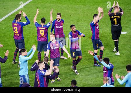 TITELFEIER, BARCELONA FC, 2019: Die Spieler aus Barcelona feiern ihre Fans der Culers auf ihrer Siegesrunde, um sie mit den Fans und ihren kleinen Kindern zu feiern. Das letzte Spiel der Saison 2018-19 in Spanien zwischen Barcelona FC und Levante im Camp Nou, Barcelona am 27. April 2019. Barca gewann das Spiel 1-0 mit einem Tor in der zweiten Halbzeit in Messi und holte sich den Titel der La Liga und den achten Platz in 11 Jahren. Stockfoto