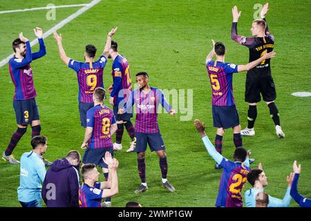 TITELFEIER, BARCELONA FC, 2019: Die Spieler aus Barcelona feiern ihre Fans der Culers auf ihrer Siegesrunde, um sie mit den Fans und ihren kleinen Kindern zu feiern. Das letzte Spiel der Saison 2018-19 in Spanien zwischen Barcelona FC und Levante im Camp Nou, Barcelona am 27. April 2019. Barca gewann das Spiel 1-0 mit einem Tor in der zweiten Halbzeit in Messi und holte sich den Titel der La Liga und den achten Platz in 11 Jahren. Stockfoto