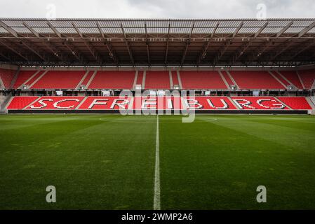 Freiburg, Deutschland. Februar 2024. Blick auf die Zuschauerreihen im Europa-Park-Stadion. Das Stadion ist Heimstadion der Bundesliga SC Freiburg. Quelle: Christoph Schmidt/dpa/Alamy Live News Stockfoto