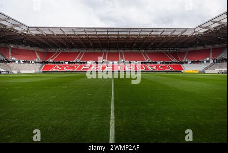 Freiburg, Deutschland. Februar 2024. Blick auf die Zuschauerreihen im Europa-Park-Stadion. Das Stadion ist Heimstadion der Bundesliga SC Freiburg. Quelle: Christoph Schmidt/dpa/Alamy Live News Stockfoto