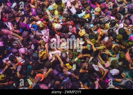 1. März 2018: Leuchtende Farben wirbelten in der Luft am Bankey Bihari Tempel in Vrindavan, Mathura, Indien. Holi ist ein altes hinduistisches Fest, auch Festival o genannt Stockfoto