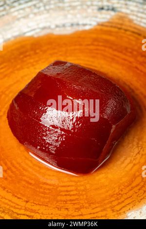 Quittendessert mit Sirup. Milchdessert. Quittendessert auf einem Teller. Lokaler Name Ayva tatlisi Stockfoto