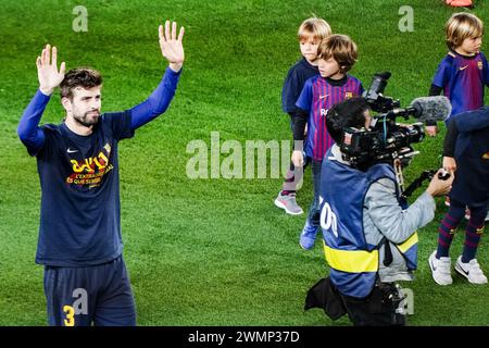 TITELFEIER, BARCELONA FC, 2019: Gerard Piqué grüßt die Fans. Barcelona-Spieler auf ihrer Siegesrunde, um mit den Fans und ihren kleinen Kindern zu feiern. Das letzte Spiel der Saison 2018-19 in Spanien zwischen Barcelona FC und Levante im Camp Nou, Barcelona am 27. April 2019. Barca gewann das Spiel 1-0 mit einem Tor in der zweiten Halbzeit in Messi und holte sich den Titel der La Liga und den achten Platz in 11 Jahren. Stockfoto