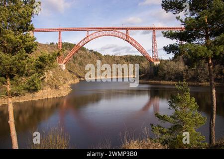 Garabit Viaduct, Viaduct de Garabit über den Fluss Truyère, Eisenbahnbrücke zwischen Marvejols und Neussargues, Cantal, Frankreich Stockfoto