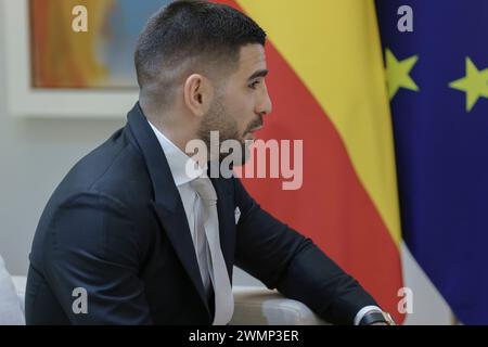 Madrid, Spanien. Februar 2024. Die Ultimate Fighting Championship (UFC) Weltmeisterin im Federgewicht, Ilia Topuria, wurde während seines Treffens mit dem Präsidenten der spanischen Regierung Pedro Sánchez im Moncloa Palace in Madrid gesehen. Quelle: SOPA Images Limited/Alamy Live News Stockfoto