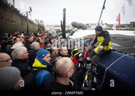 Brest, Frankreich. Februar 2024. © PHOTOPQR/LE TELEGRAMME/Vincent Le Guern ; Brest ; 27/02/2024 ; Brest (29) 27-02-2024 : Charles Caudrelier Face aux médias Ankunft des Arkea Ultim Challenge in Brest, Westfrankreich am 27. Februar 2024. *** Lokaler Titel *** Credit: MAXPPP/Alamy Live News Stockfoto