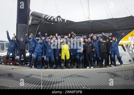 Brest, Frankreich. Februar 2024. © PHOTOPQR/LE TELEGRAMME/Vincent Le Guern ; Brest ; 27/02/2024 ; Brest (29) 27-02-2024 : das Team von Charles Caudrelier et les membres de Son ist am 27. Februar 2024 bei der Arkea Ultim Challenge in Brest, Westfrankreich. *** Lokaler Titel *** Credit: MAXPPP/Alamy Live News Stockfoto