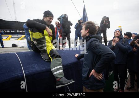 Brest, Frankreich. Februar 2024. © PHOTOPQR/LE TELEGRAMME/Vincent Le Guern ; Brest ; 27/02/2024 ; Brest (29) 27-02-2024 : Retrouvailles entre Tom Laperche et Charles Caudrelier Ankunft der Arkea Ultim Challenge in Brest, Westfrankreich am 27. Februar 2024. *** Lokaler Titel *** Credit: MAXPPP/Alamy Live News Stockfoto