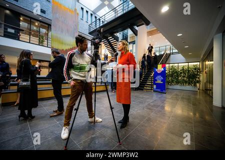 Den Haag, Niederlande. Februar 2024. Innenministerin Annelies Verlinden spricht mit der Presse während eines königlichen Besuchs im Europol-Hauptquartier in den Haag, Niederlande, Dienstag, den 27. Februar 2024. Europol ist die Europäische Polizeiagentur, die die Mitgliedstaaten der Europäischen Union bei der Verhütung und Bekämpfung aller Formen der schweren organisierten und internationalen Kriminalität, der Cyberkriminalität und des Terrorismus unterstützen soll. Bei diesem Besuch werden die Arbeit der Agentur und ihre Arbeitsweise erläutert, bevor ein Treffen mit Belgiern stattfindet, die dort arbeiten. BELGA FOTO JASPER JACOBS Credit: Belga News Agency/Alamy Live News Stockfoto