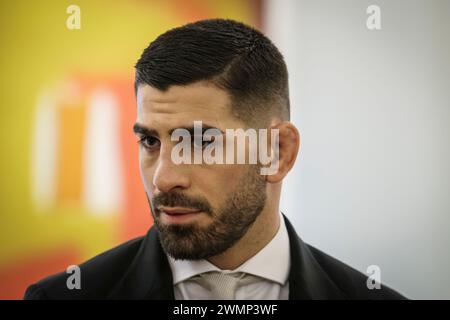 Madrid, Spanien. Februar 2024. Die Ultimate Fighting Championship (UFC) Weltmeisterin im Federgewicht, Ilia Topuria, wurde vor seinem Treffen mit dem spanischen Regierungspräsidenten Pedro Sánchez im Moncloa-Palast in Madrid gesehen. (Foto: Guillermo Gutierrez Carrascal/SOPA Images/SIPA USA) Credit: SIPA USA/Alamy Live News Stockfoto