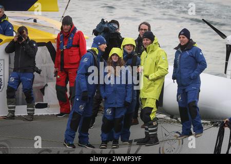 Brest, Frankreich. Februar 2024. © PHOTOPQR/LE TELEGRAMME/Vincent Le Guern ; Brest ; 27/02/2024 ; Brest (29) 27-02-2024: L'arrivée de Charles Caudrelier au quai Malbert Ankunft des Arkea Ultim Challenge um die Welt Solosegelrennen in Brest, Westfrankreich am 27. Februar 2024. *** Lokaler Titel *** Credit: MAXPPP/Alamy Live News Stockfoto